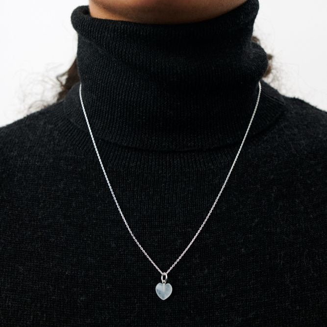 Pernille Corydon Ocean Love hängsmycke i silver visad på modell med svart polotröja. Modell 967S2