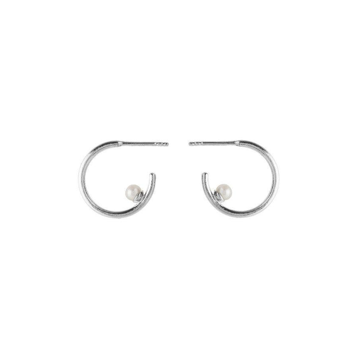 Pernille Corydon Pearl Globe Hoops i silver med liten pärldetalj, enkel och elegant stil. Modell 404-S-1