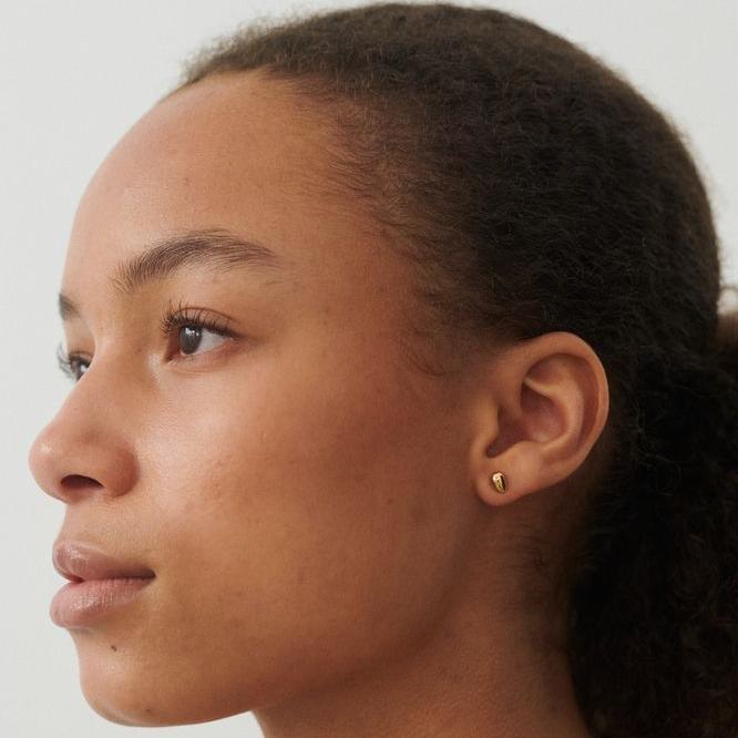 Pernille Corydon Regn guldpläterade örhängen som visas på modell, enkel och elegant design. Modell E-302-GP.