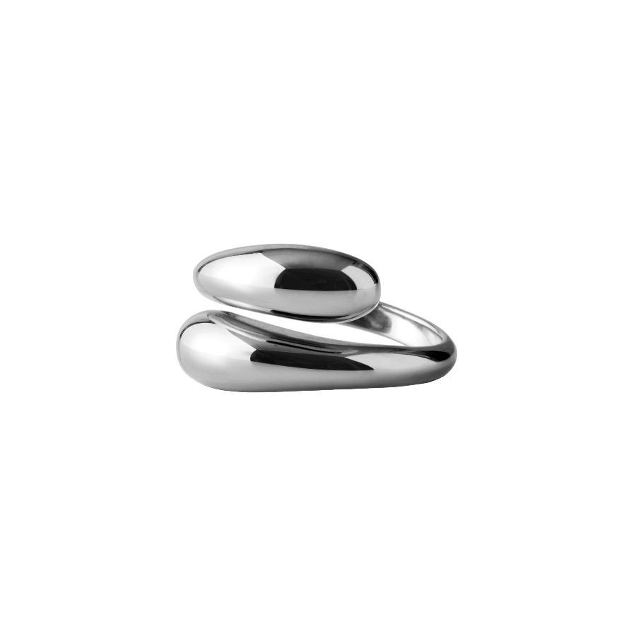 Pernille Corydon Rain Silver Ring R-304-S-001 visad i ljust silver, organisk form på vit bakgrund. Modell R-304-S-001