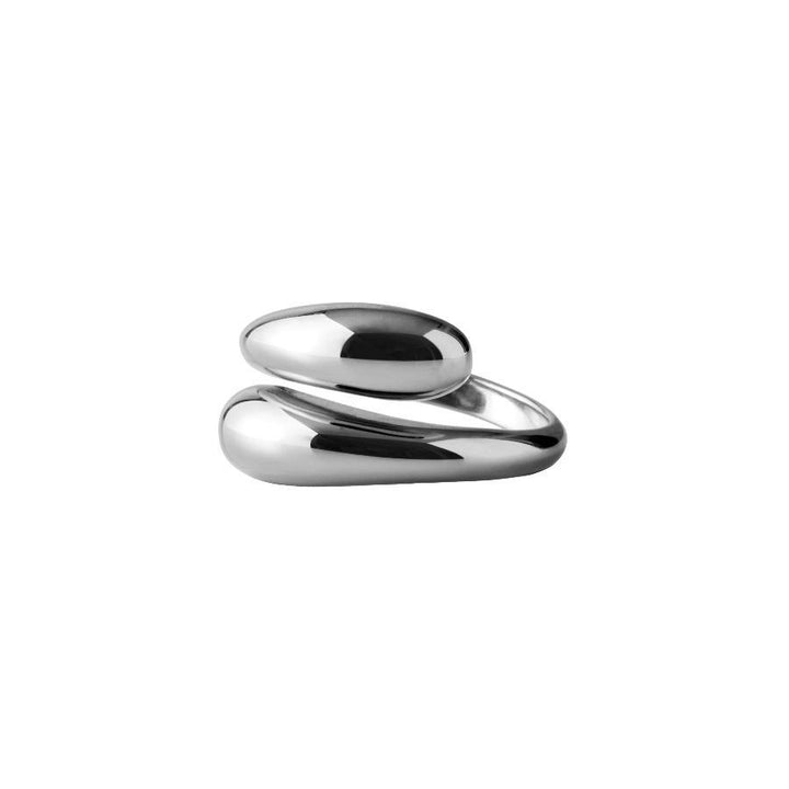 Pernille Corydon Rain Silver Ring R-304-S-001 visad i ljust silver, organisk form på vit bakgrund. Modell R-304-S-001