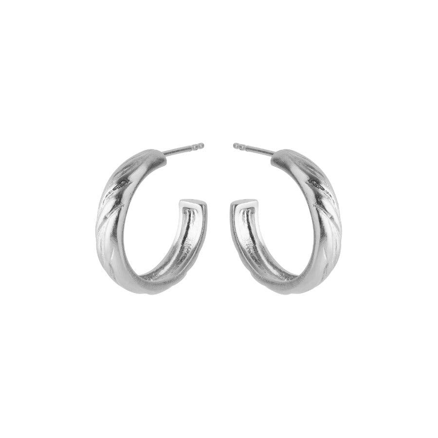 Pernille Corydon River Hoops i silver, blank yta och lätt vågig struktur, modell E-027-S-1