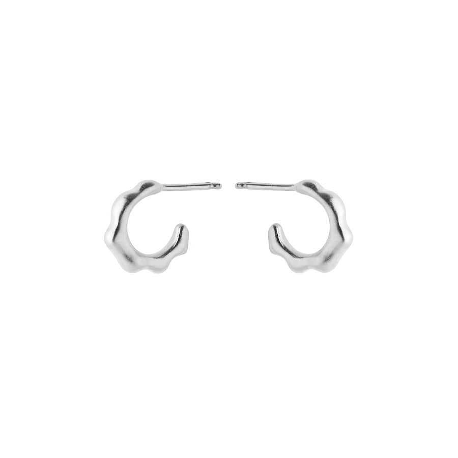 Pernille Corydon Small Aqua Hoops silverörhängen med vågig yta i minimalistisk design. Modell E-148-S-1.