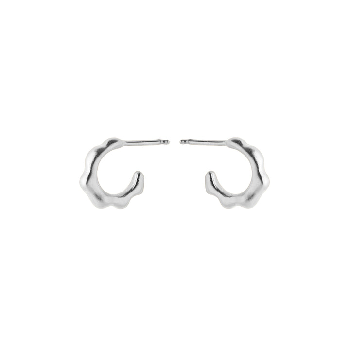 Pernille Corydon Small Aqua Hoops silverörhängen med vågig yta i minimalistisk design. Modell E-148-S-1.