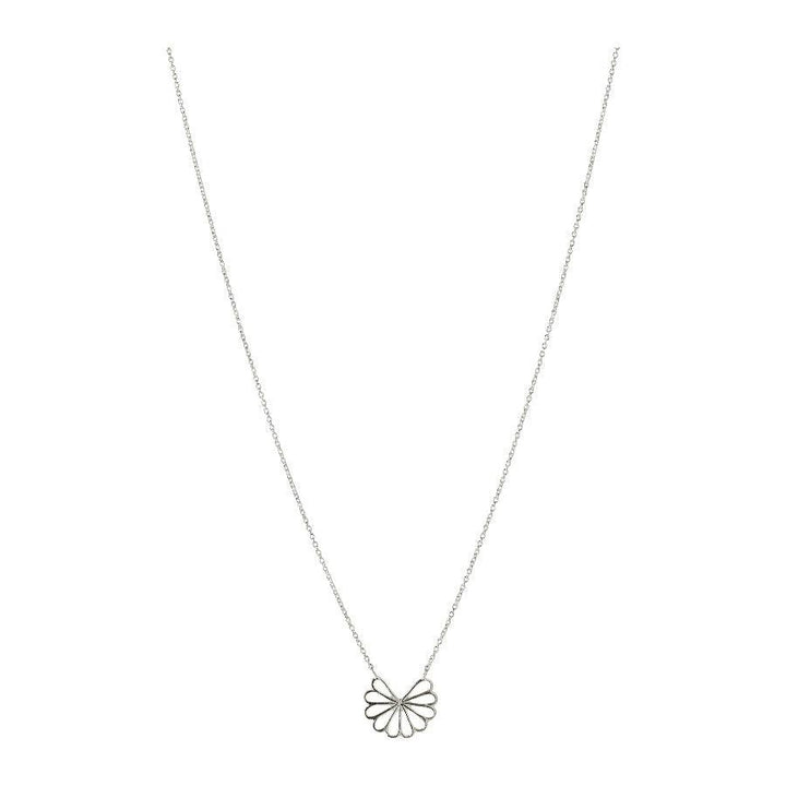 Pernille Corydon Small Bellis Halsband har en elegant silverkedja med ett blomformat hänge. Modell N-326-S-1