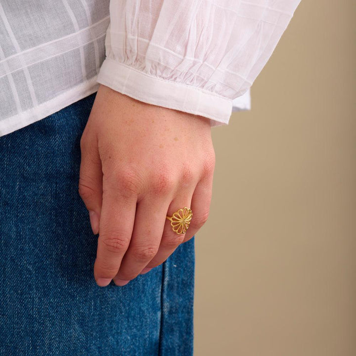 Pernille Corydon Small Bellis Ring i guldpläterat silver bärs på finger, blommotiv, modell R-326-GP-002
