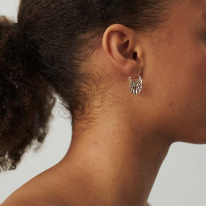 Pernille Corydon Small Misty Light silvercreoler som visas på örat i neutralt ljus, modell e-613-s-1