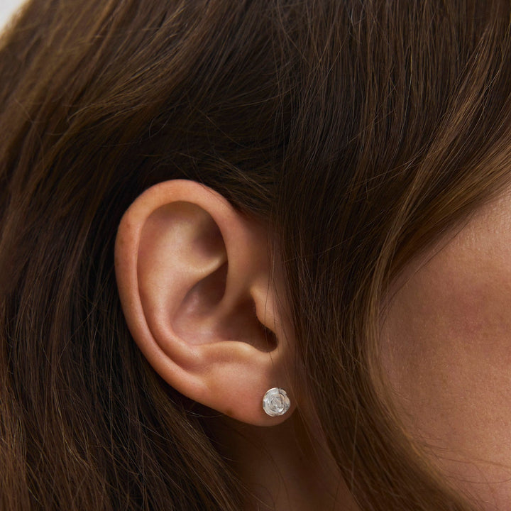 Pernille Corydon Small Rose örhängen i silver, runt glänsande örhänge på örat, modell E-535-s