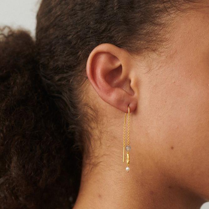 Pernille Corydon Soft Sky Chain örhängen guldpläterade visas på örat med detaljer och pärla. Modell E-355-GP