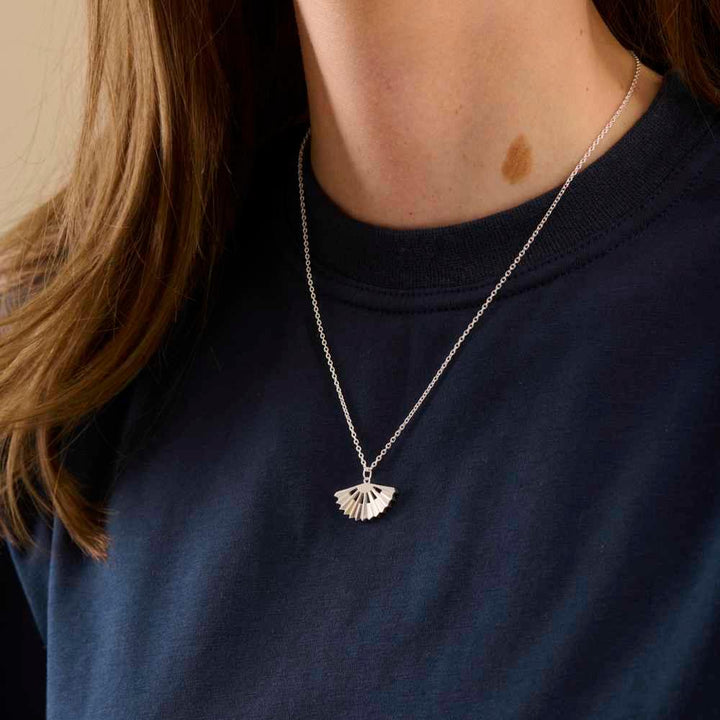 Pernille Corydon Sphere halsband i silver med unikt hänge, buret av en kvinna. Modell N-495-S.