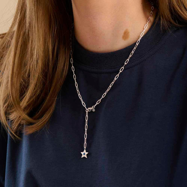 Pernille Corydon Twinkling Star-halsband i silver med stjärnhänge på kvinnlig hals, modell N-382-S