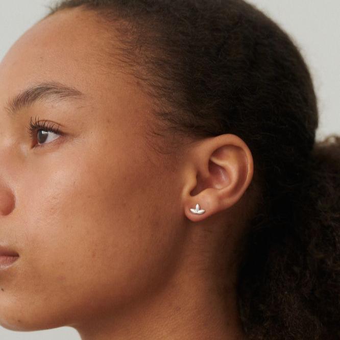 Pernille Corydon Whisper silverörhängen framstår som bära på örat, minimalistiska och eleganta. Modell E-313-S-1