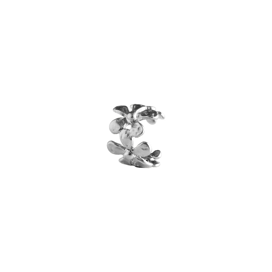Pernille Corydon Wild Poppy Earcuff Silver visar en öronkudd i silver med blommotiv. Modell E-367-S-1