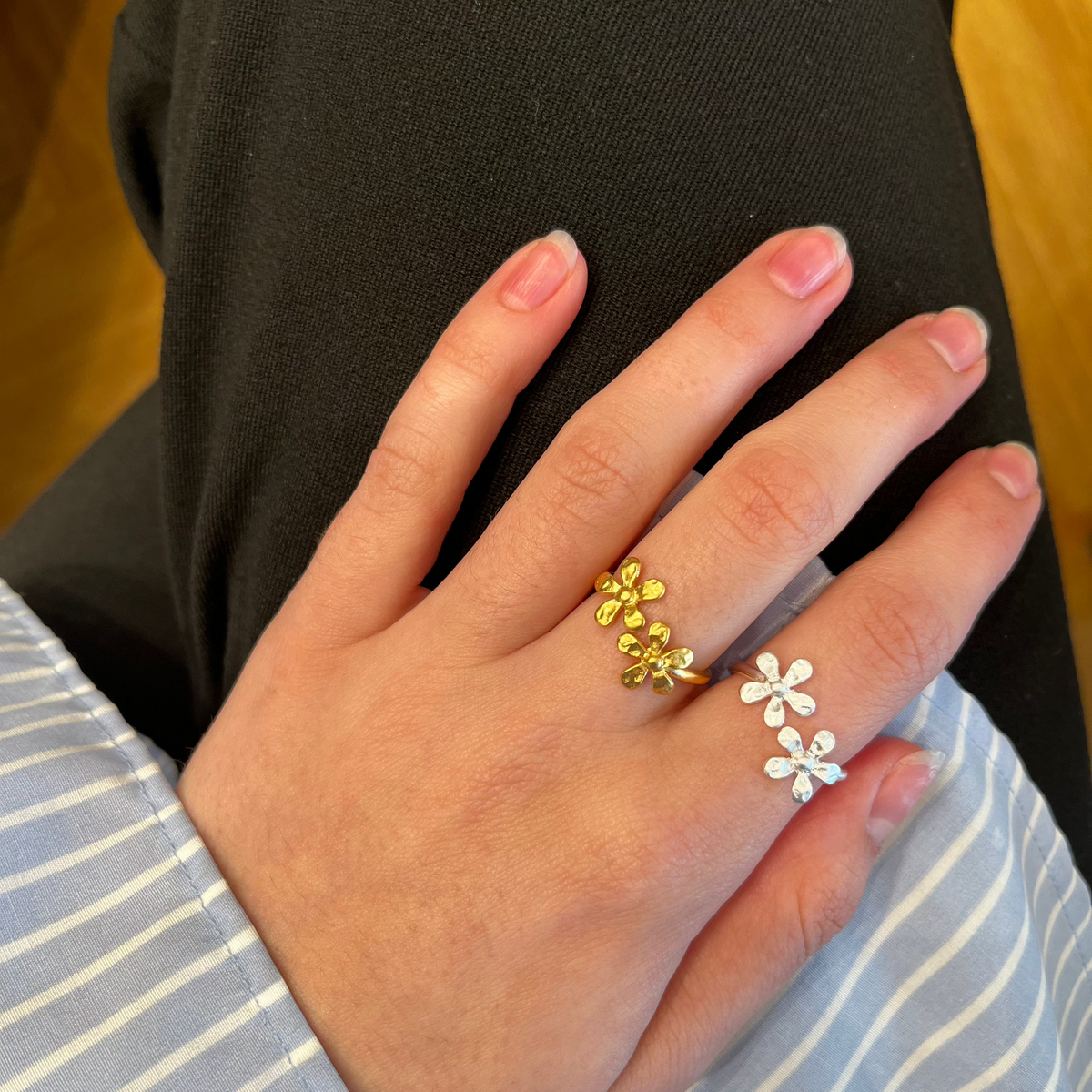 Pernille Corydon Wild Poppy guldpläterad ring bärs på fingret, blommig detalj, modell R-364-GP-001