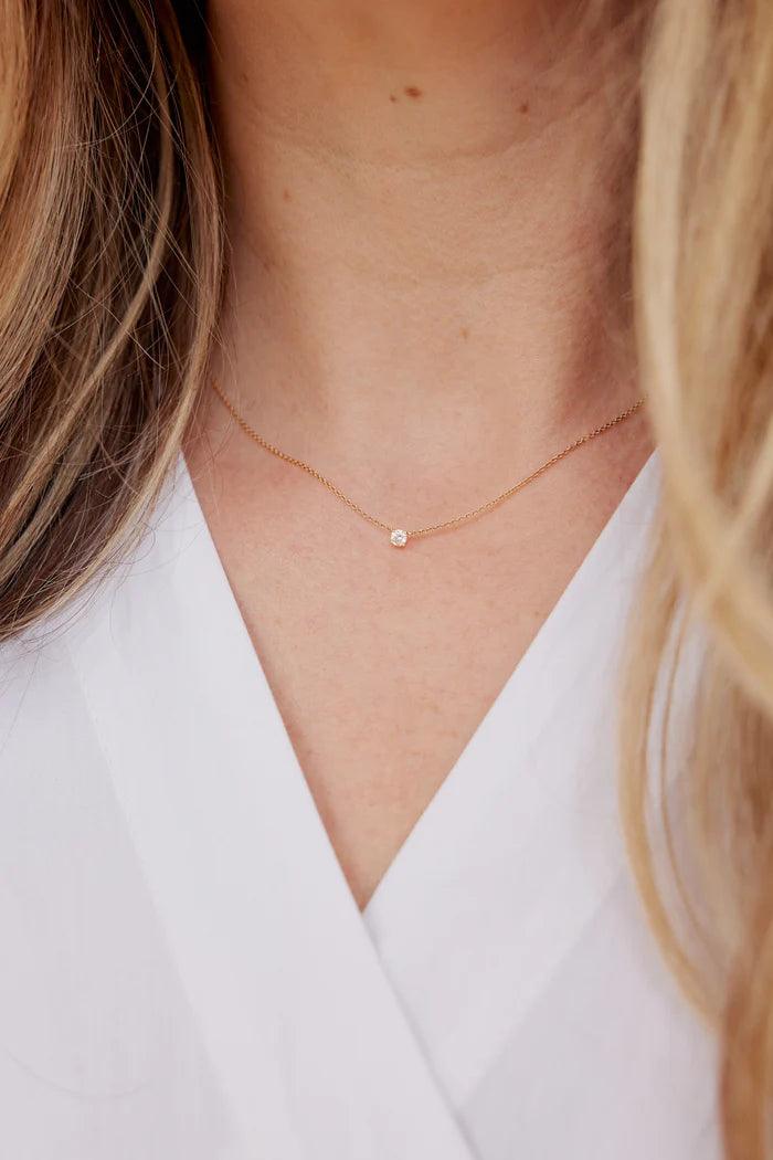 ro copenhagen svävande diamant 0.103 emily salomon halsband i guld på modell, elegant och enkel stil. Modell N110Y102-001