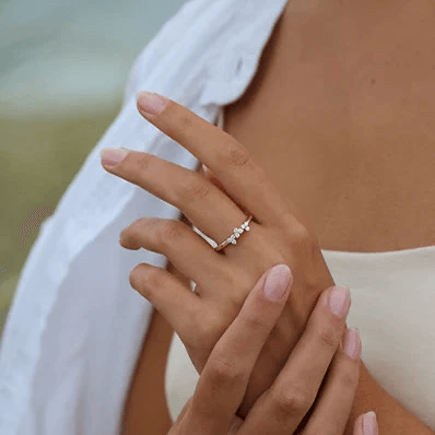 RO Copenhagen Fryd Diamantring 0,228ct TW VS R104Y101-001 sedd till hands, elegant guld med diamanter, Modell R104Y101-001.