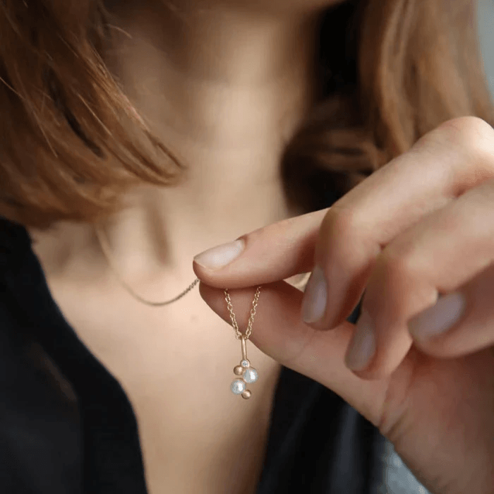 RO Copenhagen Orbit Dot Pearl hänge 0.015ct TWVS bärs på halsband, elegant design i guld. Modell p118y102-2