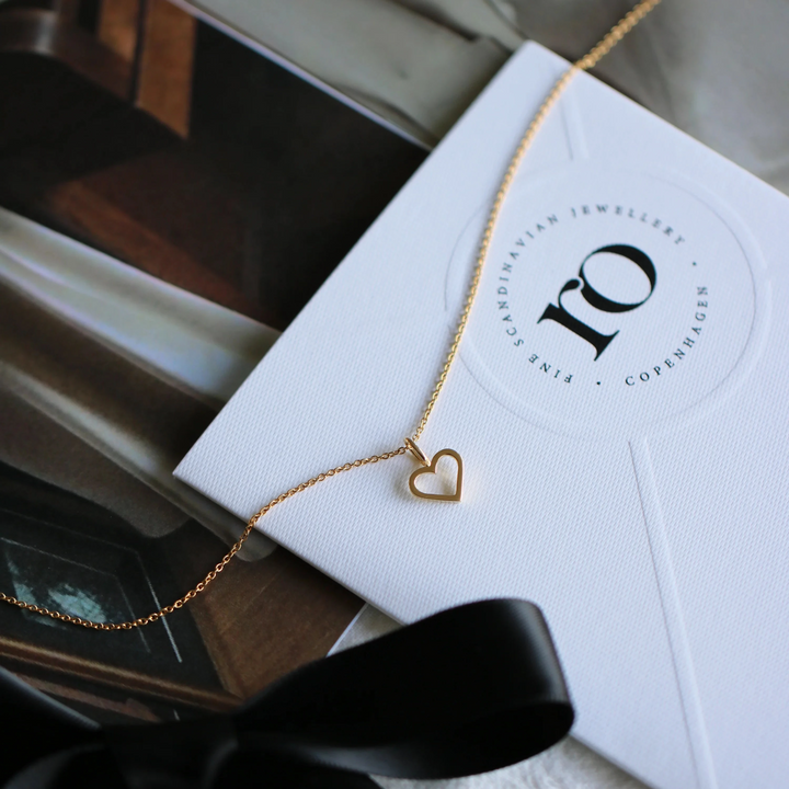 ro copenhagen symboler öppet hjärta hänge 18 karat guld, elegant hjärtmotiv på kedja, modell p111y107-2