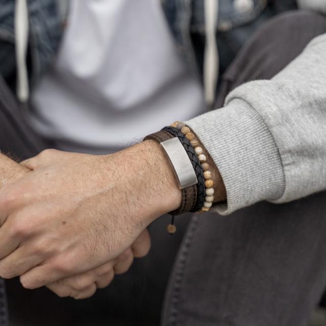 Son of Noa mäns armband svart flätat läder visas på handleden, modern och maskulin look. Modell 809700891-001