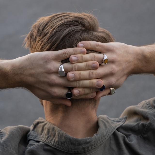 Son of Noa herrring i polerat silver sett på en mans hand i naturligt utomhusljus. Modell 125104-9-001-2
