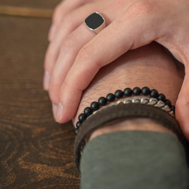 Son of Noa herrring i silver med onyx som bärs till hands nära läderarmband, modell 106700009-001