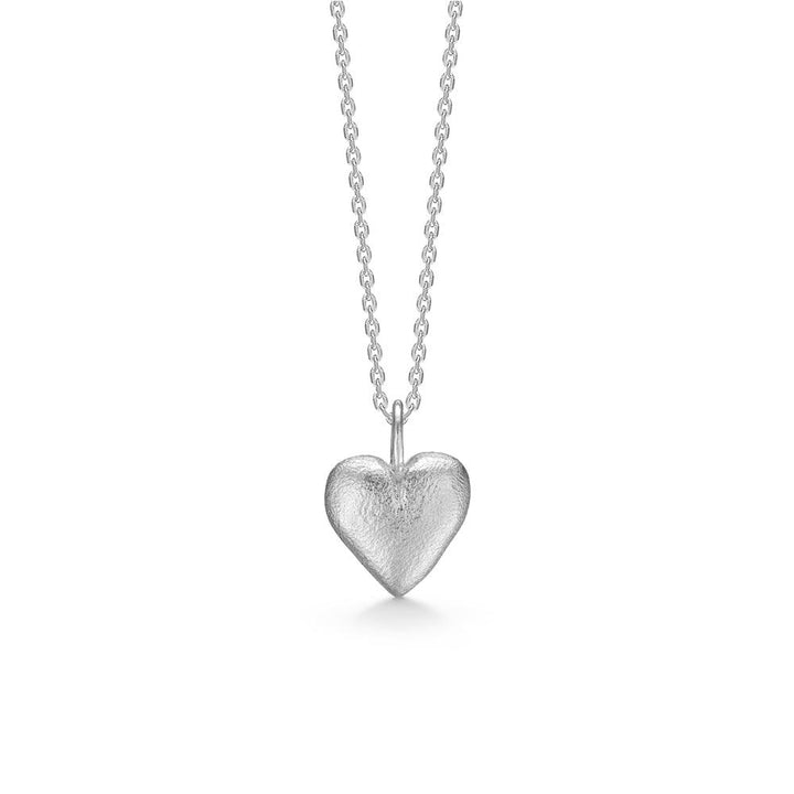 Studio Z älskade silverhalsband m. Heart Pendant visar ett silverhalsband med matt hjärthänge. Modell 7120866-1