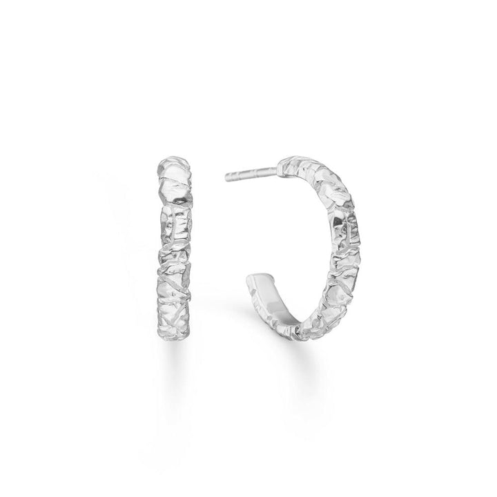 Studio Z Bigger Elemet silverörhängen i hamrad stil på vit bakgrund. Modell 7110802-7110802-1