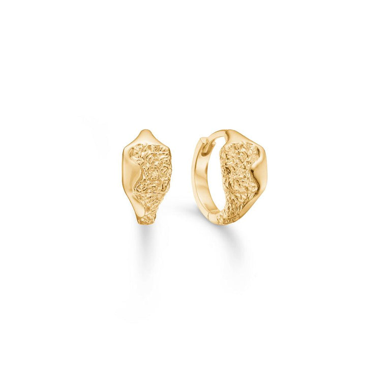 Studio Z Edge gold-plated creoles with a unique, raw surface in golden metal. Modell 7210891.