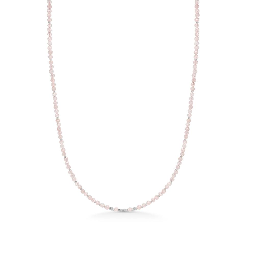 Studio Z Evergreen halsband med rosékvarts, diskreta rosa stenpärlor på vit bakgrund. Modell 8126852-8126852-1