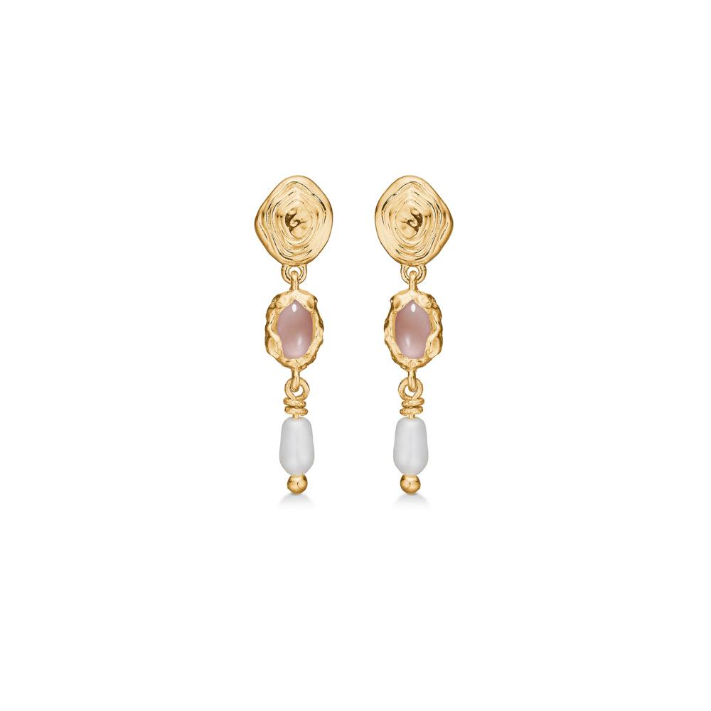 studio-z-guldpläterade-skalörhängen-med-rosa-zirkonia, eleganta örhängen i guldpläterad look med rosa stenar och vita pärldetaljer. Modell 7217879-1