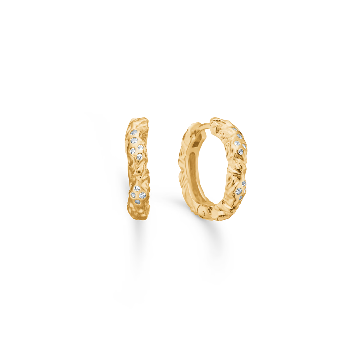 Studio Z Glint Creole i guldpläterat silver, rå struktur med små klara stenar, Modell 7217934-1.