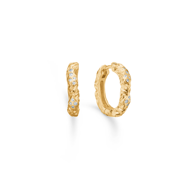 Studio Z Glint Creole i guldpläterat silver, rå struktur med små klara stenar, Modell 7217934-1.