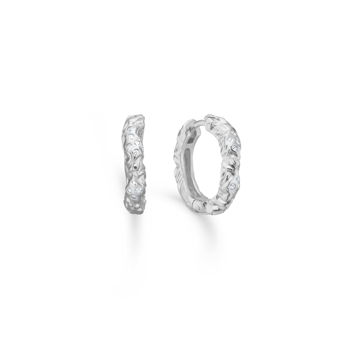 Studio Z Glint Creole i silver med strukturerad yta och gnistrande stenar, modell 7117934