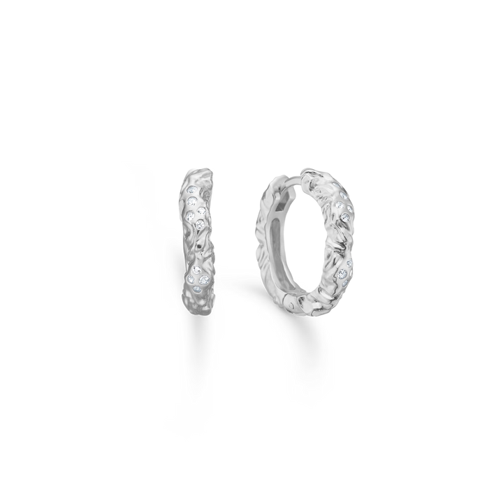 Studio Z Glint Creole i silver med strukturerad yta och gnistrande stenar, modell 7117934