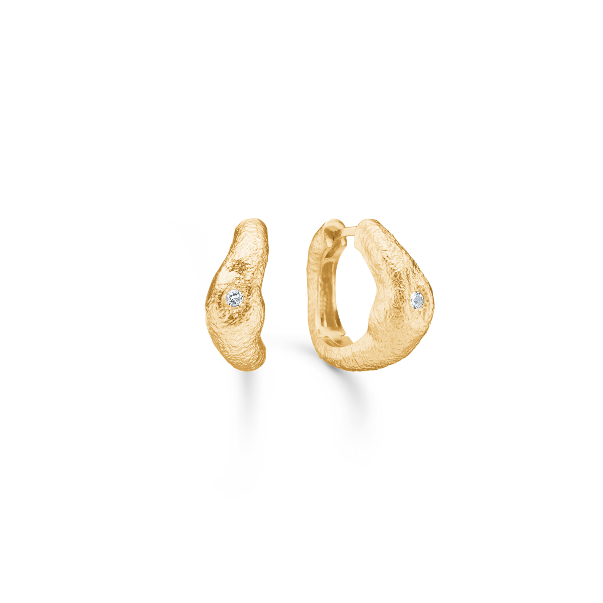 Studio Z Lumi Creol i guldpläterat silver med strukturerad yta och liten klar sten, Modell 7217940-1.