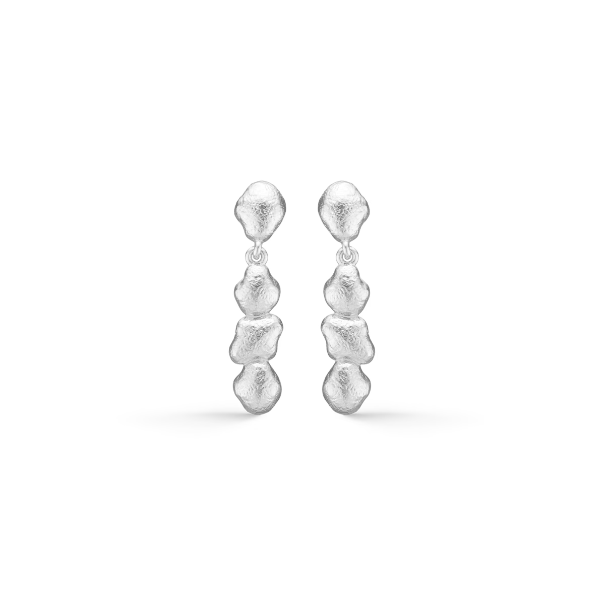 Studio Z Lumi örhängen i silver, organiska former, elegant design på svart bakgrund. Modell 7110940