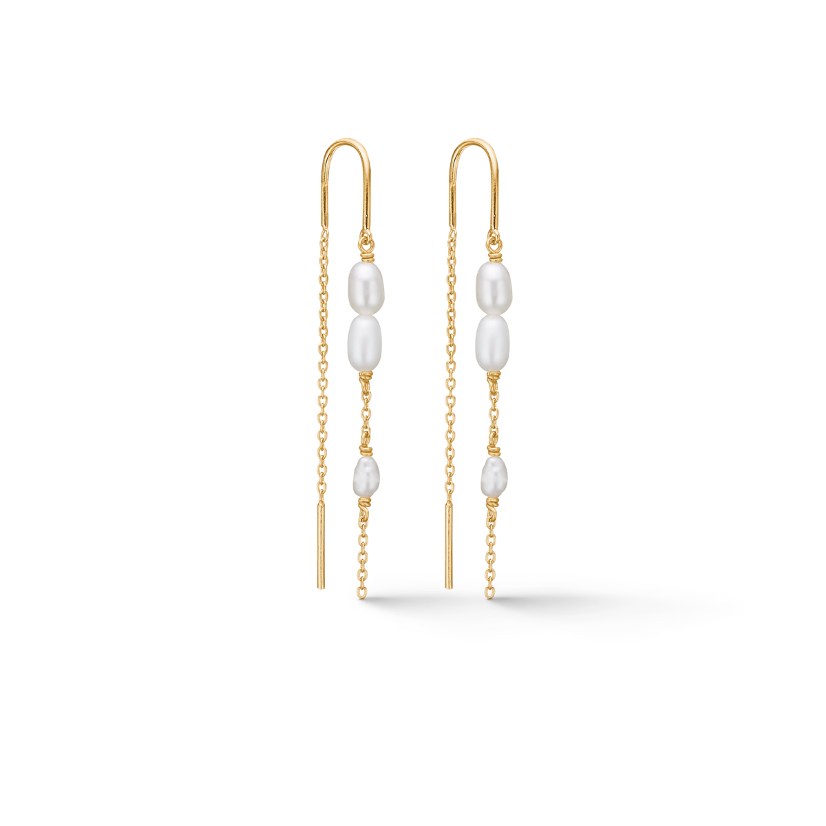Studio Z Perma Örhängen i guldpläterat silver med vita sötvattenspärlor på långa tunna kedjor. Modell 7203935-1