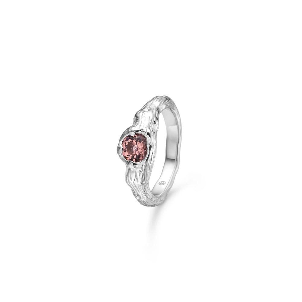 Studio Z Rosy Forest Ring Silver med en rosa sten, organisk struktur och glansig finish. Modell 7147822-001-1