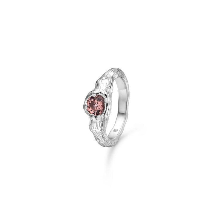 Studio Z Rosy Forest Ring Silver med en rosa sten, organisk struktur och glansig finish. Modell 7147822-001-1
