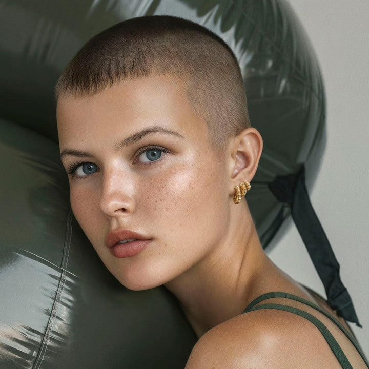 Studio Z Seashell Secrets guldpläterade örhängen som visas på modell med kort hår, guldfärg, modell 7210906-2