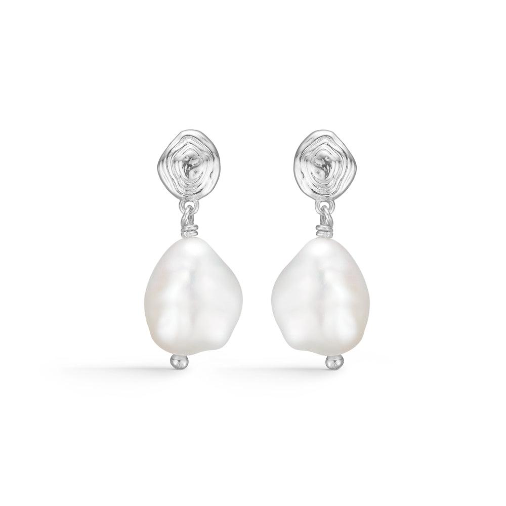 Studio Z Shell Earrings visar upp ett par eleganta silverörhängen med vita barockpärlor. Modell 7113834-1