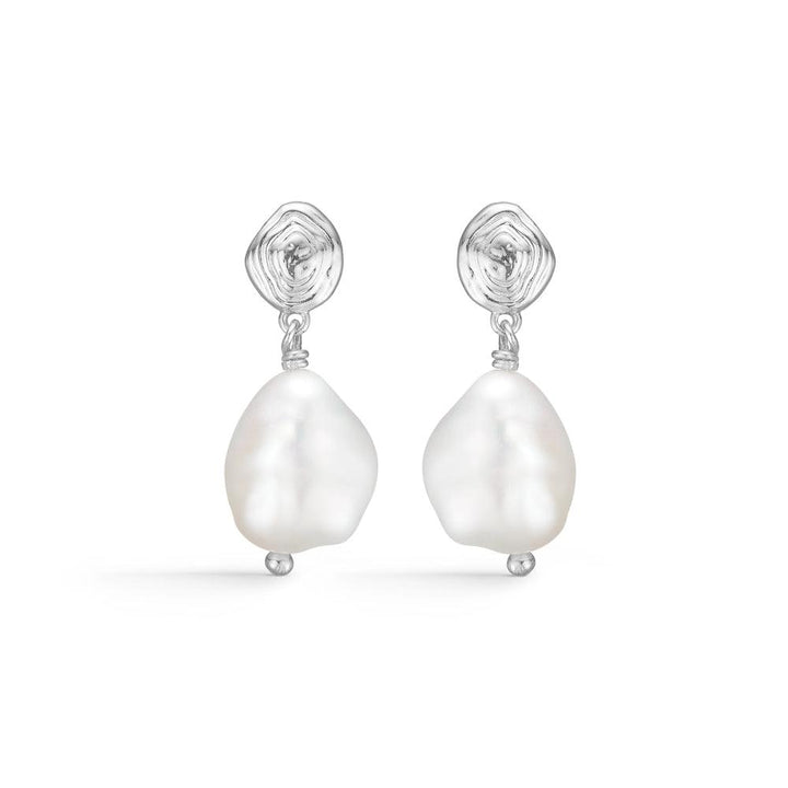Studio Z Shell Earrings visar upp ett par eleganta silverörhängen med vita barockpärlor. Modell 7113834-1