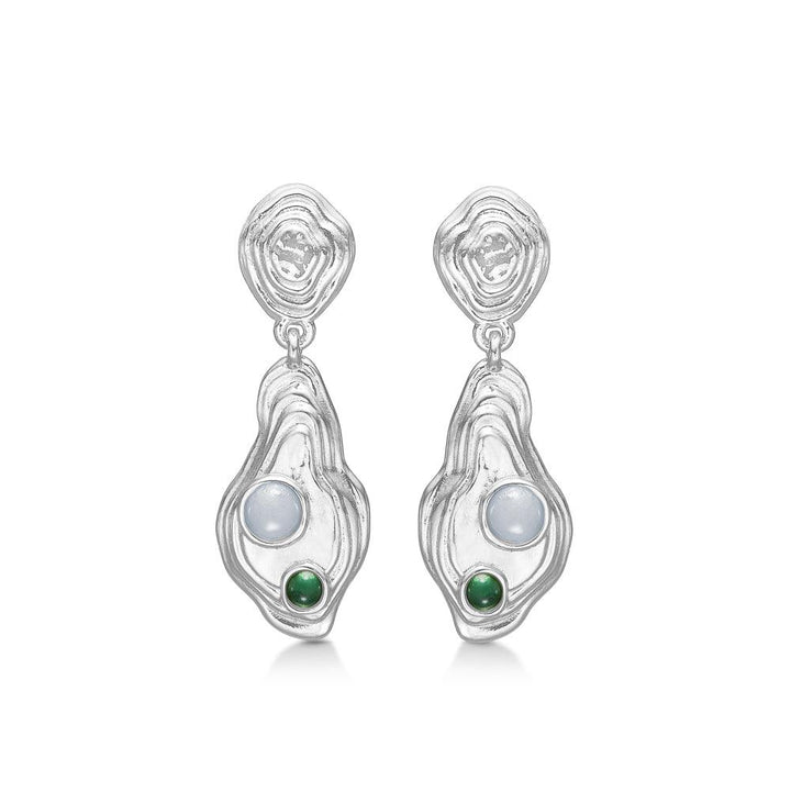 Studio Z Shell Örhängen, silverfärgade örhängen med mönster och två runda stenar, modell 7117836-1.