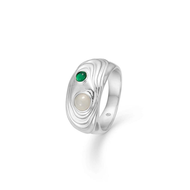 Studio Z Shell Ring med slät silveryta, grön och vit sten, produktfoto. Modell 7147836-003
