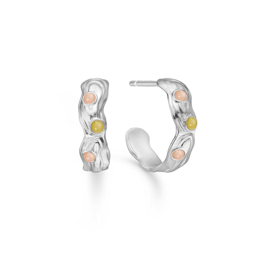 Studio Z Shell Silver Hoops with Zirconia visar silver hoops med vågig form och färgade zirconia. Modell 7117849.