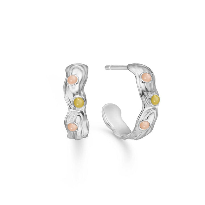 Studio Z Shell Silver Hoops with Zirconia visar silver hoops med vågig form och färgade zirconia. Modell 7117849.