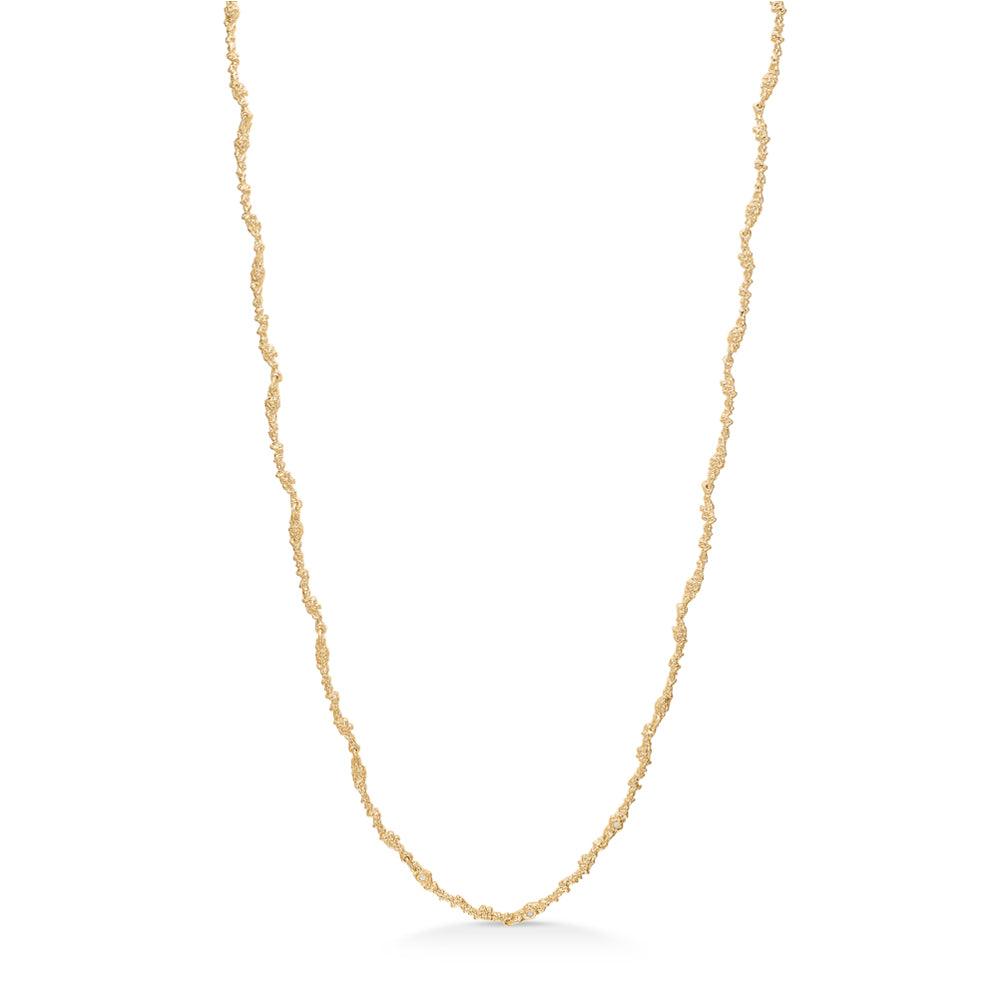 Studio Z Silica halsband visar en tunn, vriden guldkedja med en strukturerad yta på en vit bakgrund. Modell 7227805-1