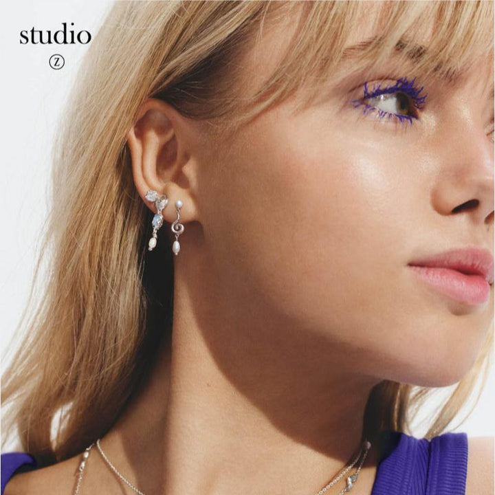 studio-z-solv-curiosity öronhänge visas på modell med pärlor och silverdetaljer, modell7113870-2