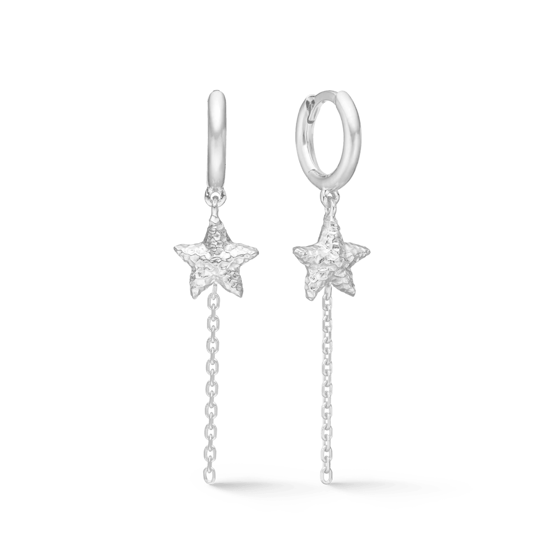 Studio Z Starfish Luster Silver Creole with Starfish visar ett par runda silverörhängen med stjärnhänge och kedja, modell 7110903-1.