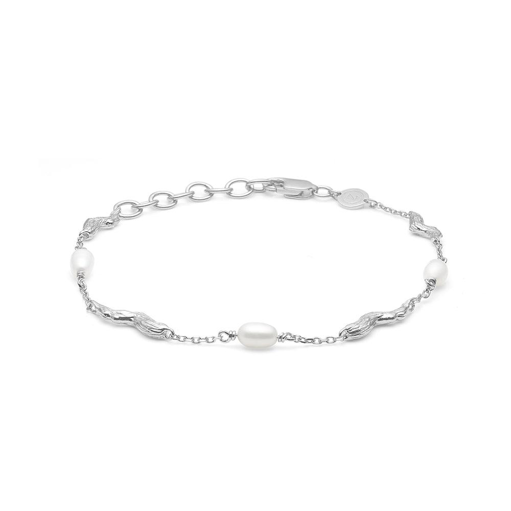 Studio Z Tangled Armband med silverkedja, tvinnade länkar och vita sötvattenspärlor. Modell 7153825-1